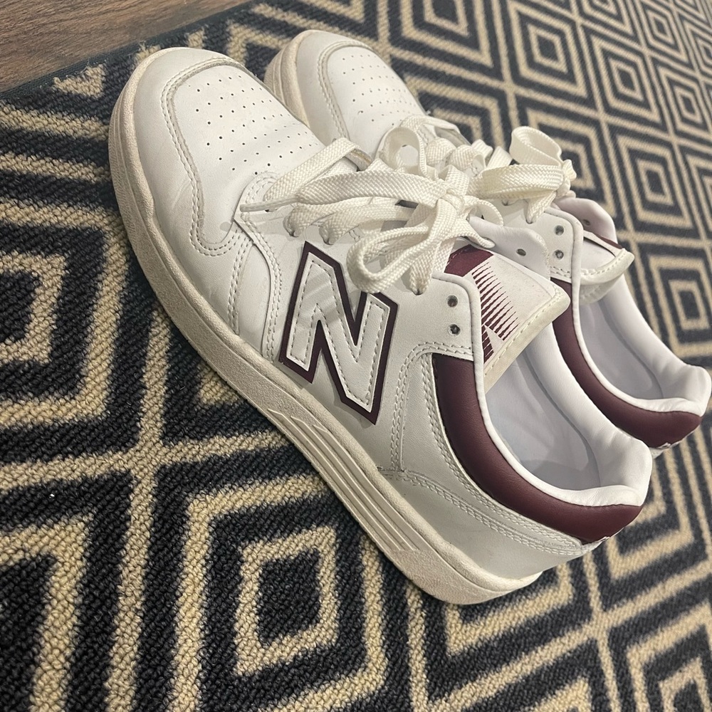 New balance womens size 7.5 men’s size 6 white & burgundy sneakers
